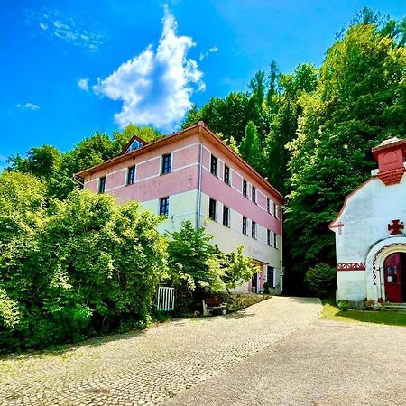 Haraburdi Recyclart Hotel Kostelec nad Orlici Exterior photo