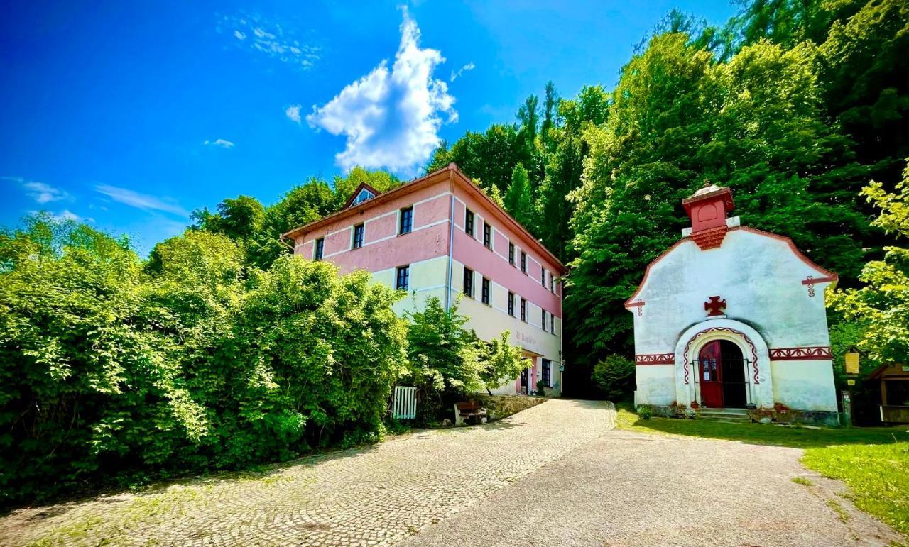 Haraburdi Recyclart Hotel Kostelec nad Orlici Exterior photo