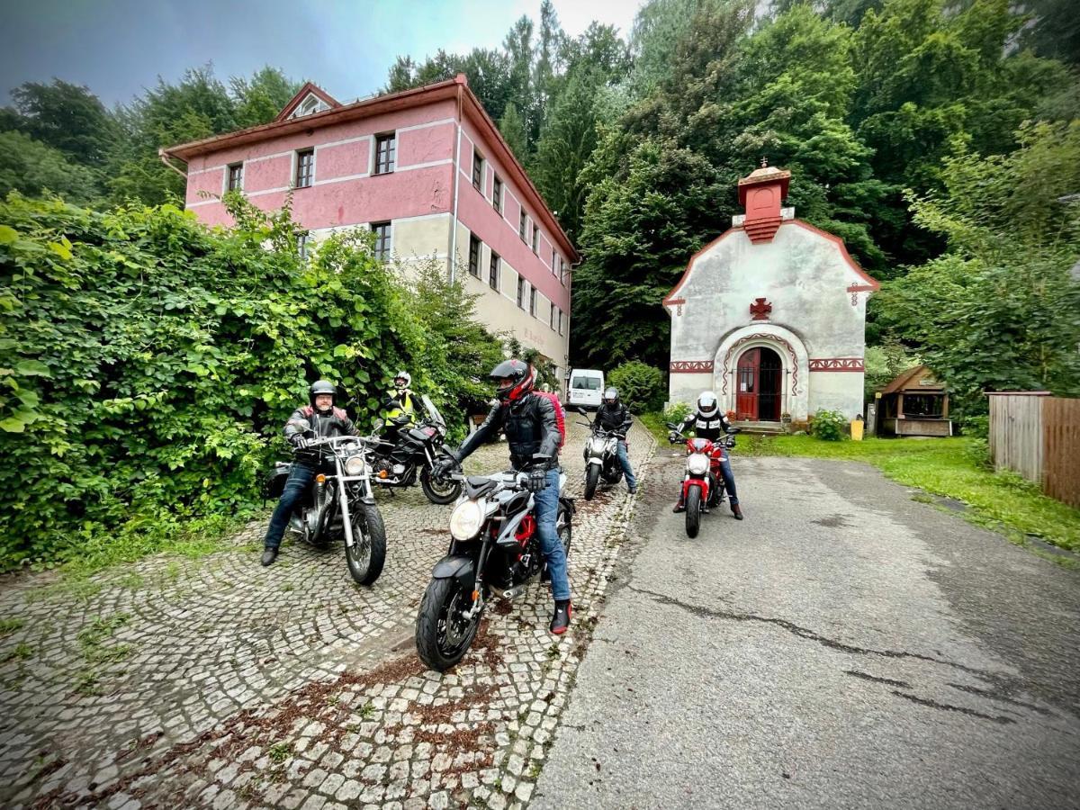 Haraburdi Recyclart Hotel Kostelec nad Orlici Exterior photo