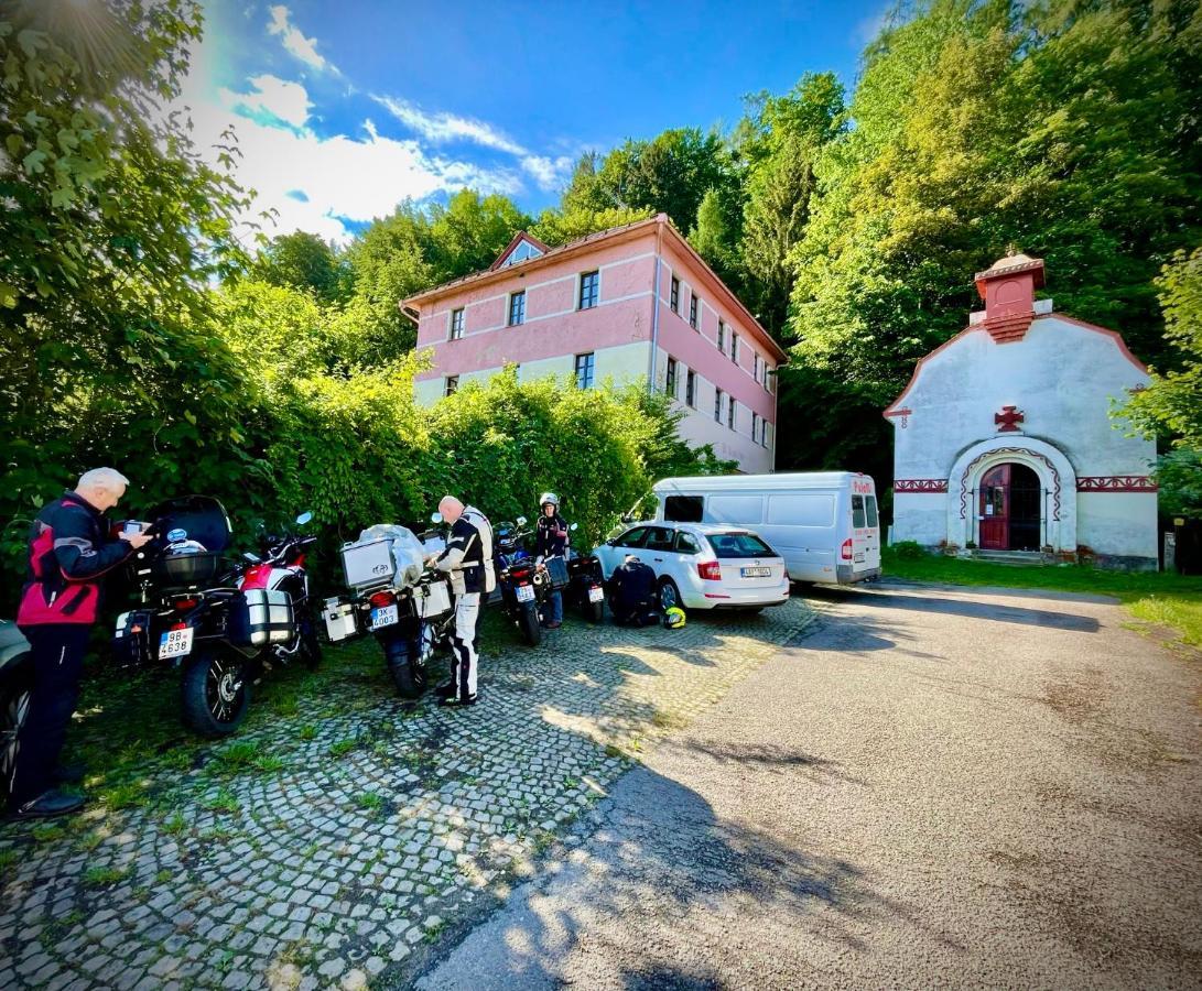 Haraburdi Recyclart Hotel Kostelec nad Orlici Exterior photo